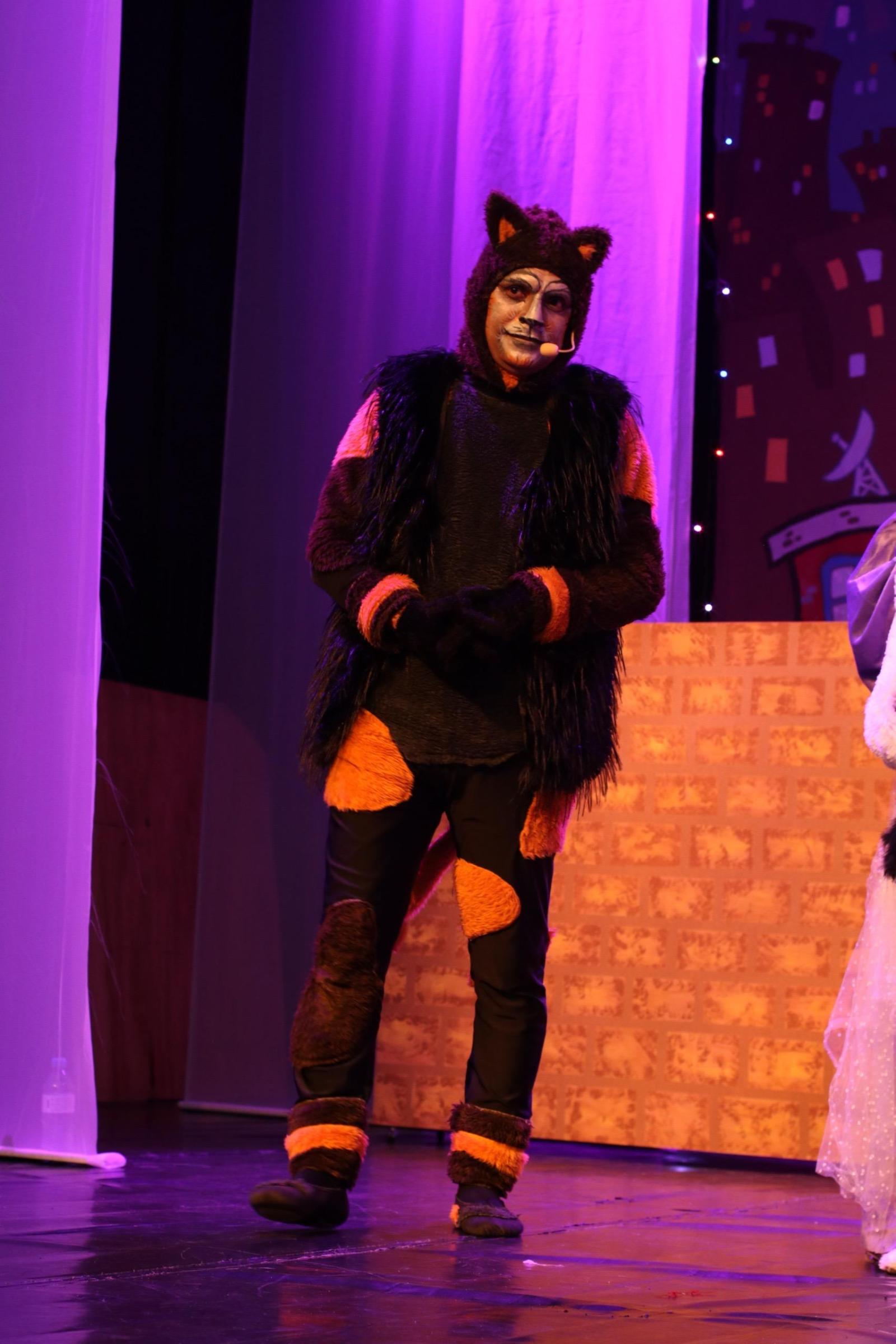 Especial de Natal: cantor e ator Kennedy Fialho participa de espetáculo musical Musigatos